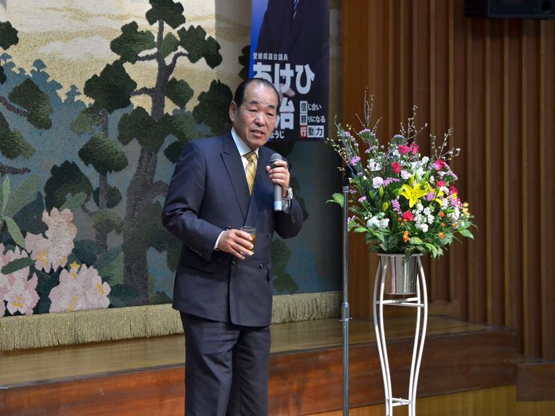 一色輝雄市議会議長乾杯